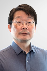 Alex Y. Chen, Director médico